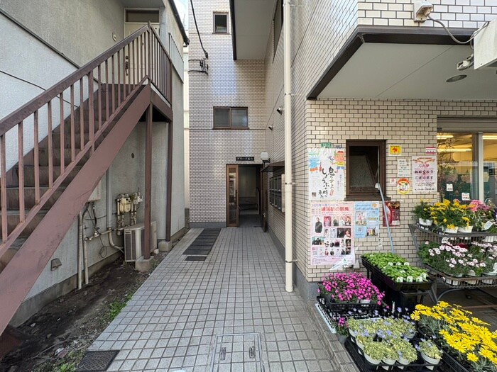 物件外観写真3　(エントランス部分)