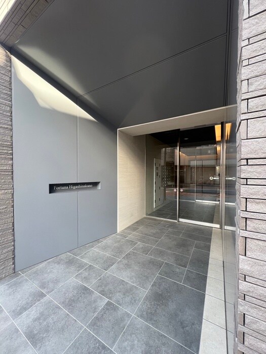 物件外観写真3　(エントランス部分)