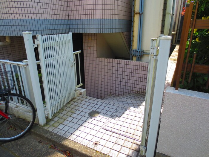 物件外観写真3　(エントランス部分)