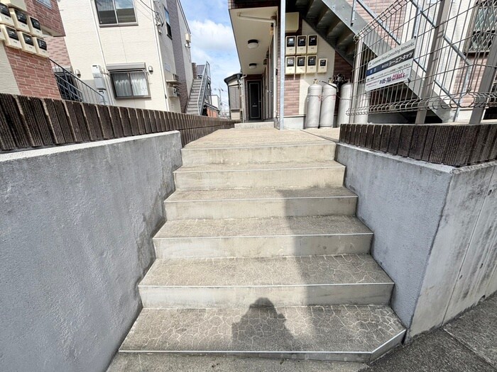 物件外観写真5　(エントランス部分)