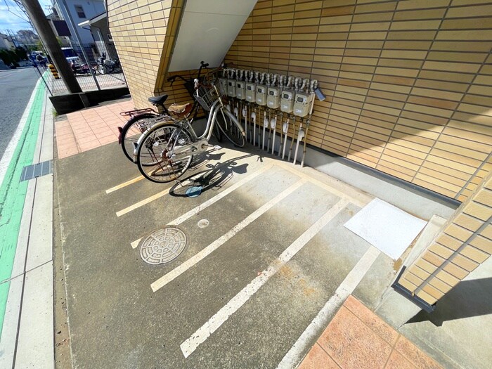 物件外観写真4　(駐輪場)