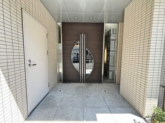 物件外観写真2　(エントランス部分)