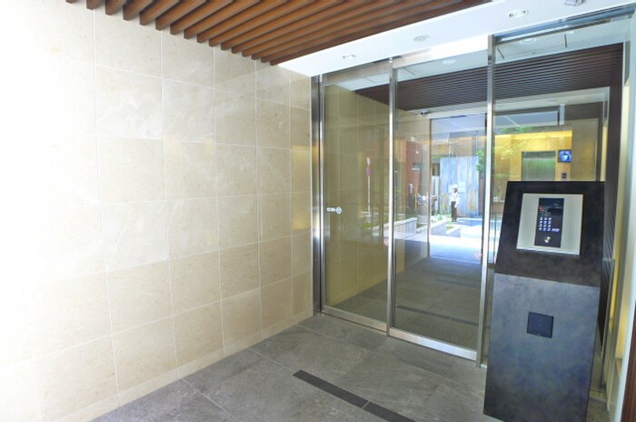 物件外観写真4　(エントランス部分)