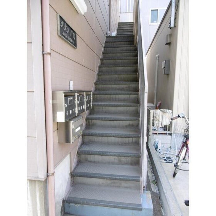 物件外観写真3　(エントランス部分)