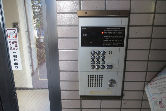 物件外観写真6　(エントランス部分)