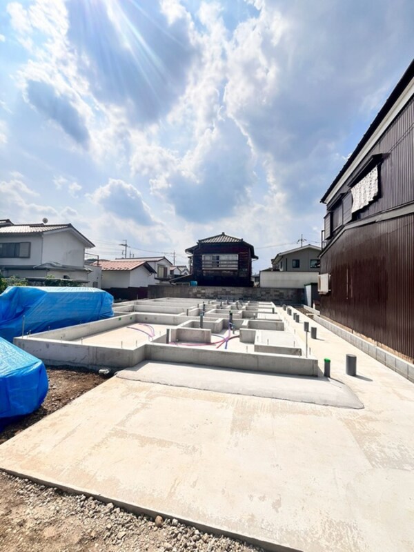 建築中