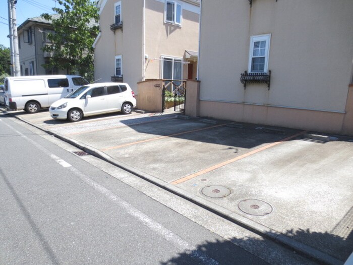 物件外観写真2　(駐車場)