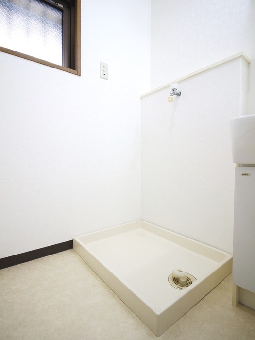 物件内観写真16　(洗濯機置場)