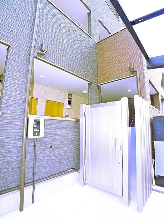 物件外観写真3　(エントランス部分)