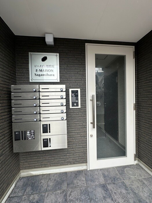 物件外観写真2　(エントランス部分)