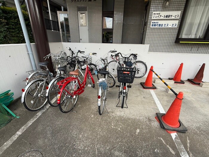 物件外観写真4　(駐輪場)
