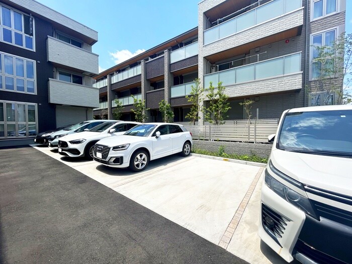 物件外観写真3　(駐車場)