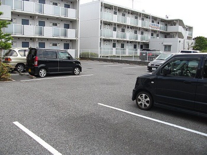 物件外観写真3　(駐車場)