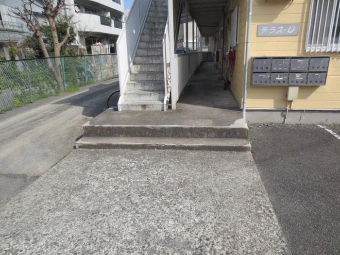 物件外観写真4　(エントランス部分)