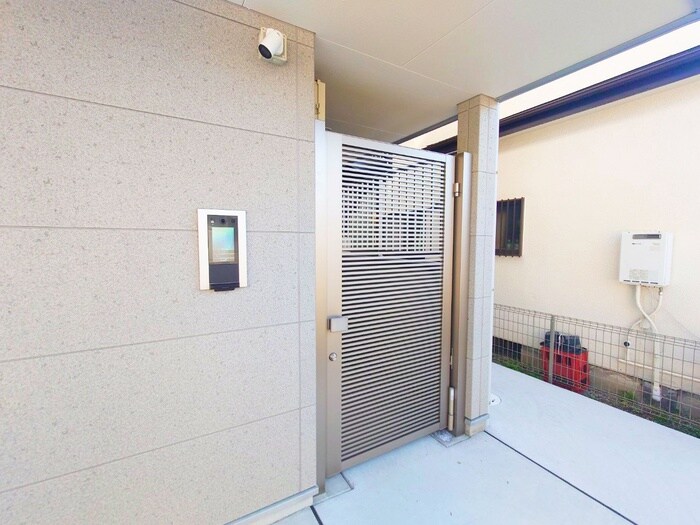 物件外観写真2　(エントランス部分)