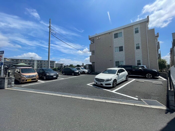 物件外観写真2　(駐車場)