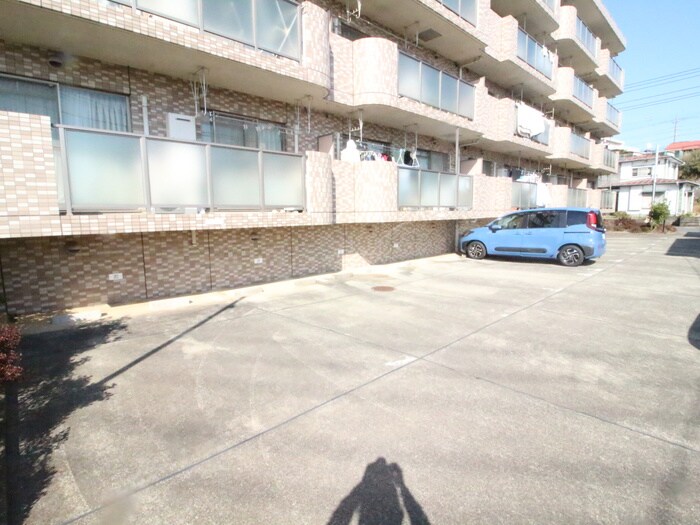 物件外観写真2　(駐車場)