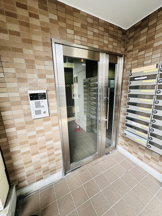物件外観写真3　(エントランス部分)
