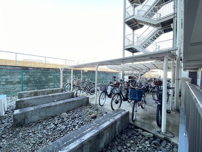 物件外観写真5　(駐輪場)