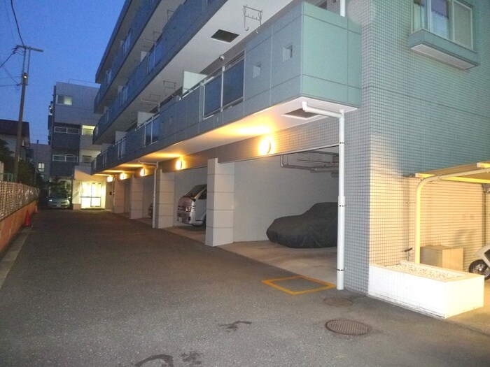 物件外観写真3　(駐車場)