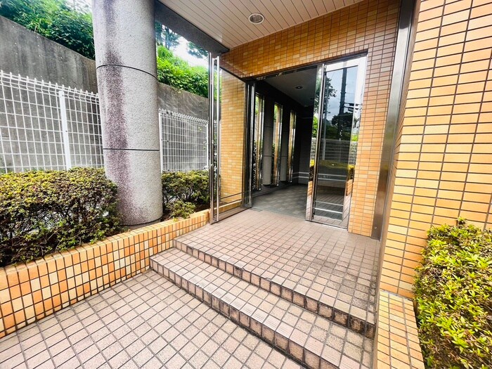 物件外観写真3　(エントランス部分)