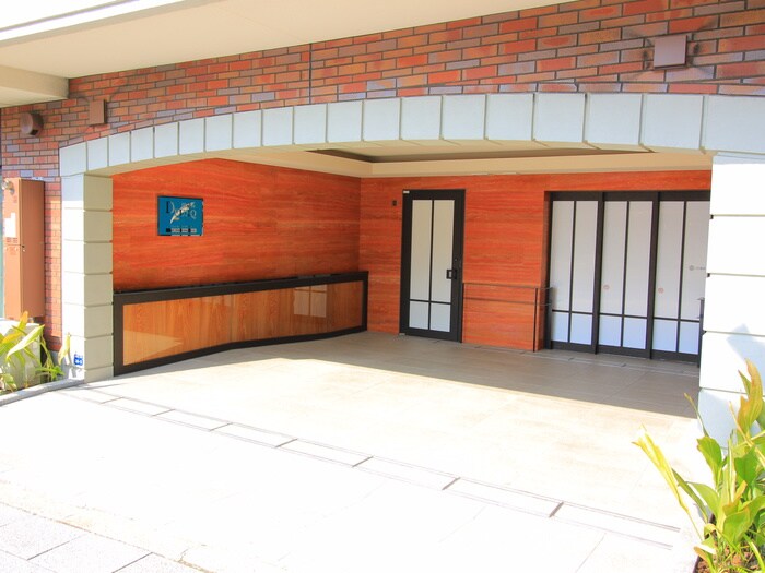 物件外観写真2　(エントランス部分)