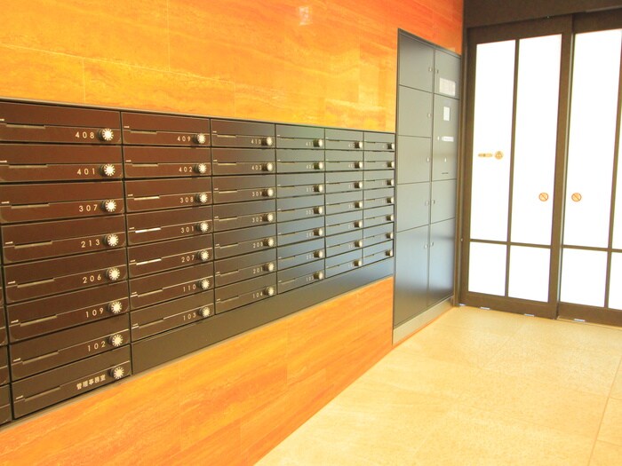 物件外観写真3　(エントランス部分)