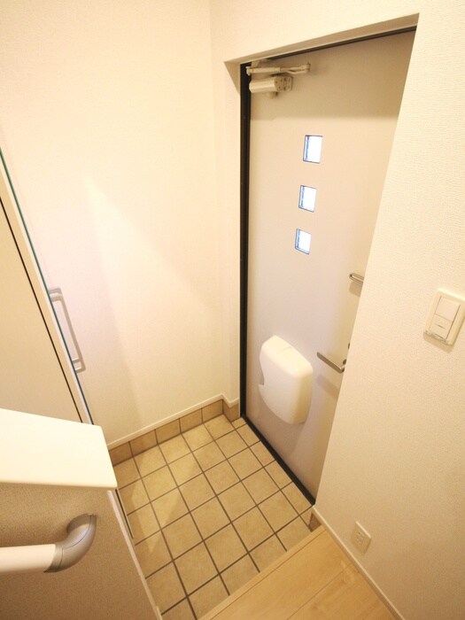 物件内観写真18　(玄関)