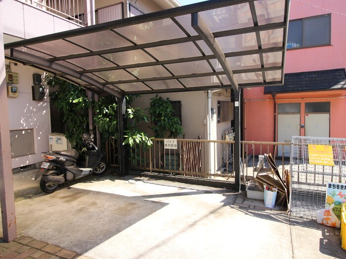 物件外観写真5　(バイク置き場)