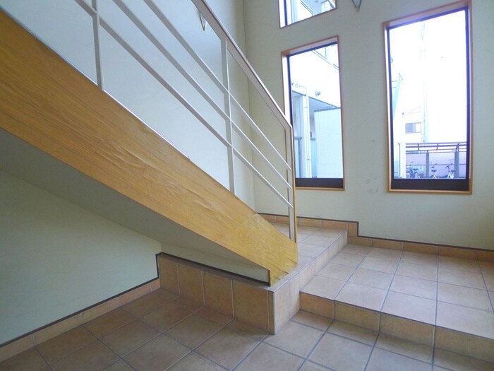 物件外観写真4　(エントランス部分)