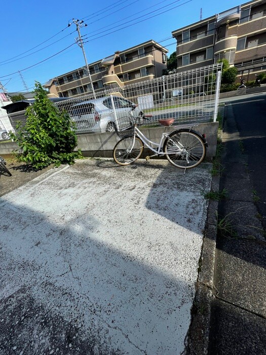 物件外観写真5　(駐輪場)
