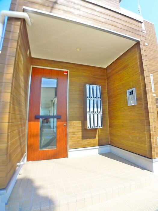 物件外観写真3　(エントランス部分)