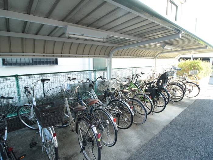 物件外観写真4　(駐輪場)