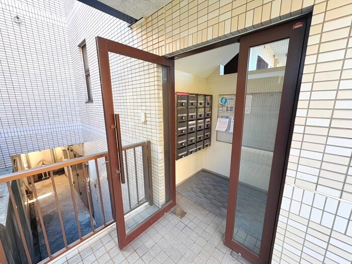 物件外観写真5　(エントランス部分)