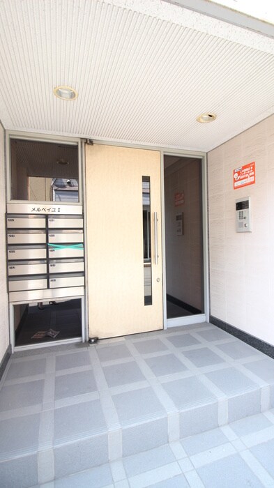 物件外観写真6　(エントランス部分)