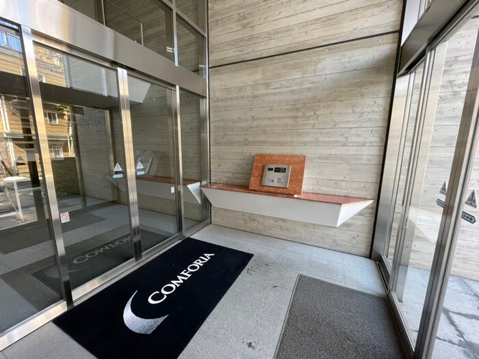 物件外観写真3　(エントランス部分)