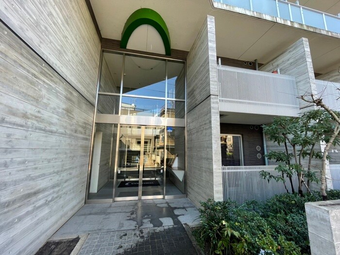 物件外観写真4　(エントランス部分)