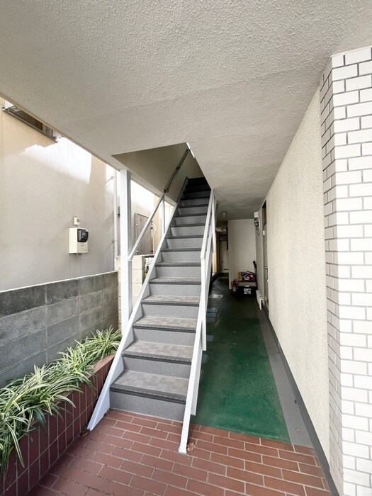 物件外観写真5　(エントランス部分)