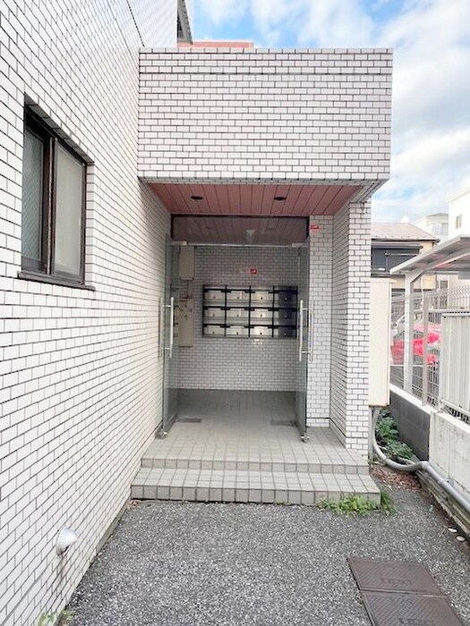 物件外観写真3　(エントランス部分)