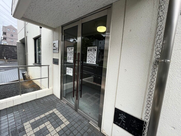 物件外観写真3　(エントランス部分)