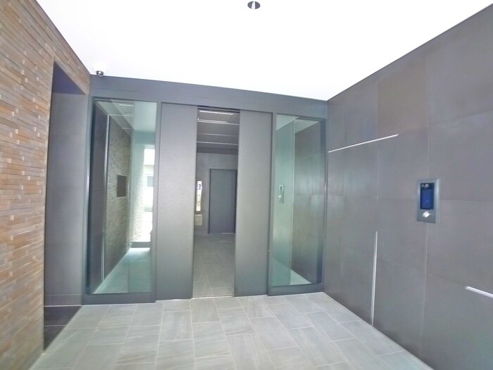 物件外観写真5　(エントランス部分)