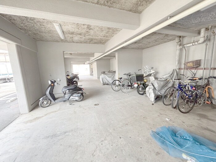 物件外観写真5　(バイク置き場)