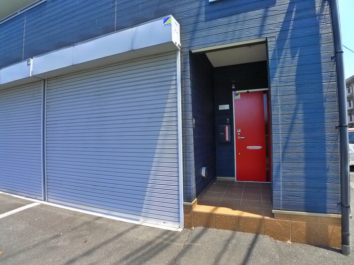 物件外観写真2　(エントランス部分)