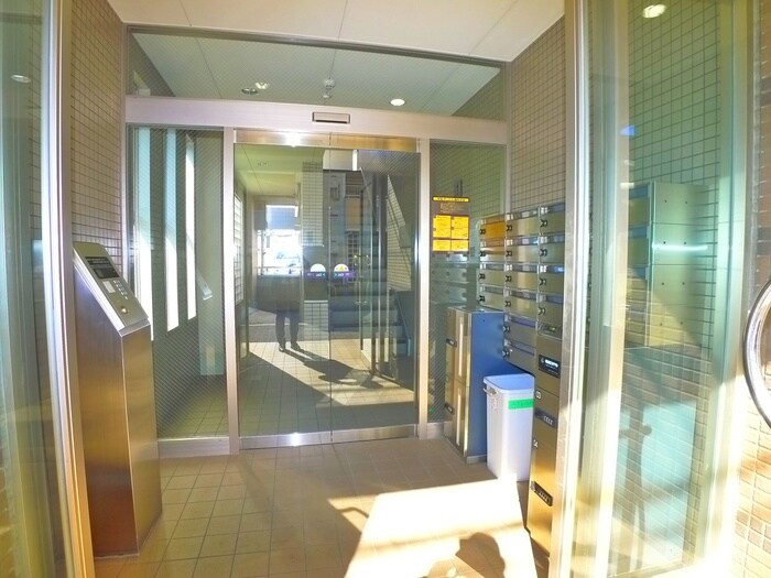 物件外観写真2　(エントランス部分)