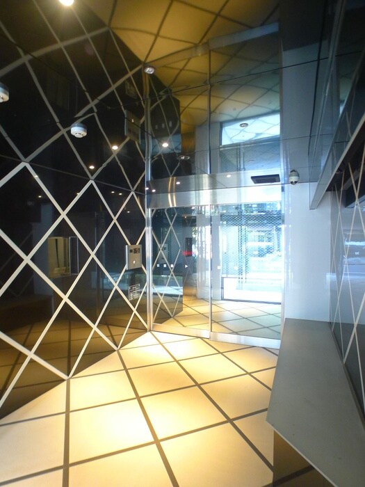 物件外観写真4　(エントランス部分)