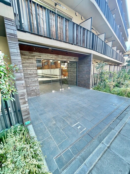 物件外観写真2　(エントランス部分)