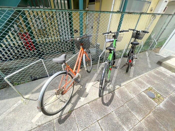 物件外観写真3　(駐輪場)