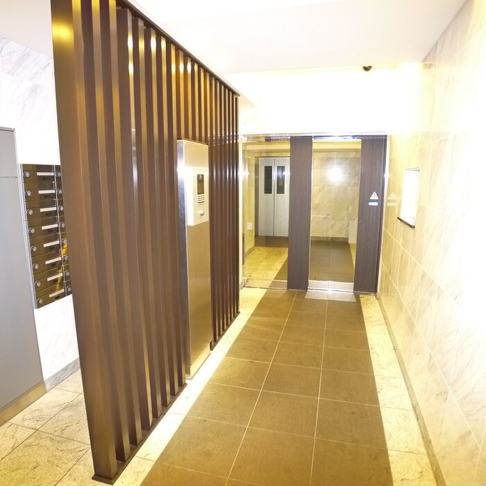 物件外観写真4　(エントランス部分)