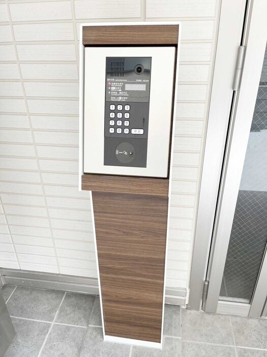 物件外観写真4　(エントランス部分)