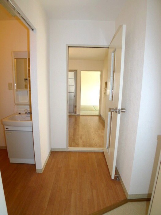 物件内観写真6　(玄関)